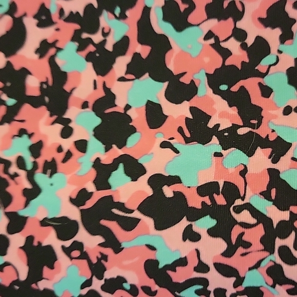 NWOT Under Armour Capri Pink Camo compression leggings size Small - Picture 2 of 2